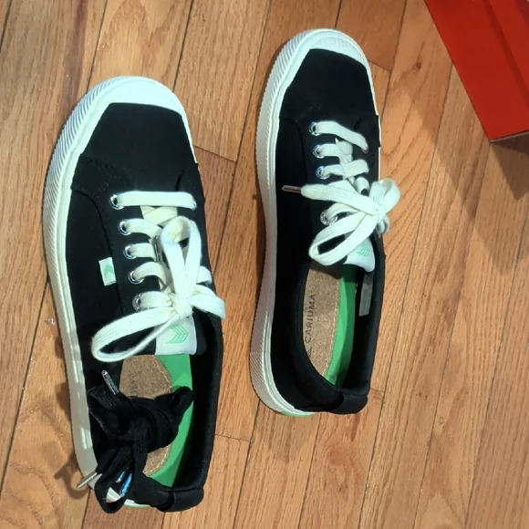 EUC Cariuma Women's Black Canvas Low-Top Sneakers w/ 2 sets of Laces - Picture 3 of 7
